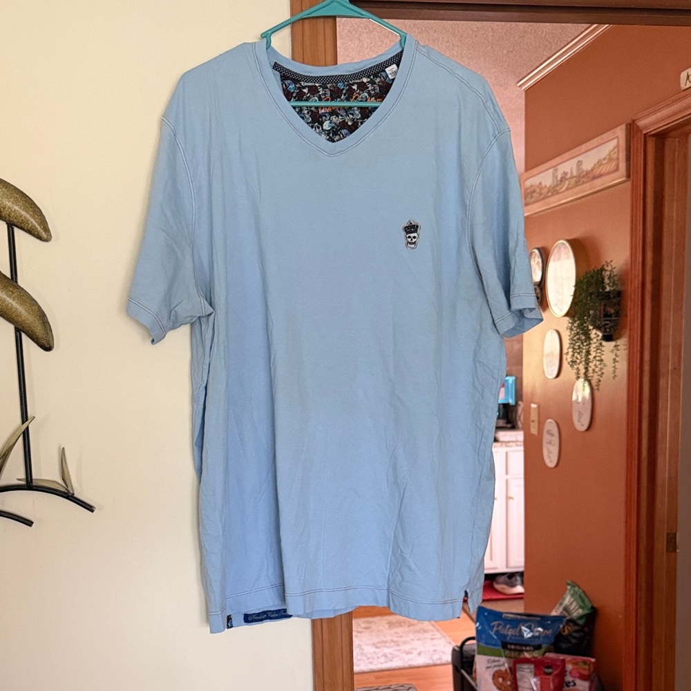 Robert Graham Light Blue V-Neck Tee with Embroidered Skull Size 2XL